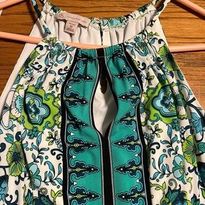 Pretty dress that can be worn to work or for casual.